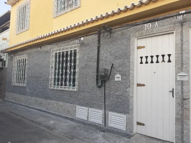 Alugo excelente casa de Vila, 2 quartos, sendo 1 suite, com 1 vaga. Toda reformada.