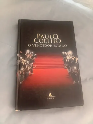 Livro "O vencedor está só" do premiado escritor Paulo Coelho