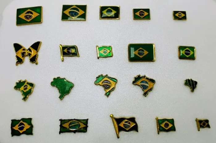 Coleção com 20 Pins Botton do Brasil vários modelos;