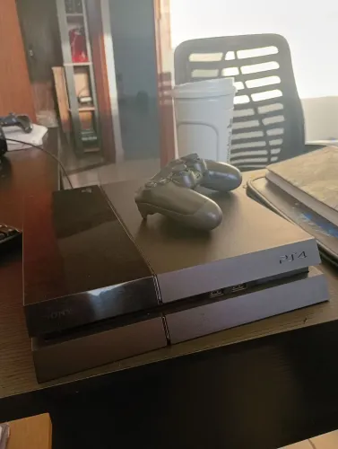 PS4 Fat 500 Gb + Red Dead redemption 2 + 1 controle.