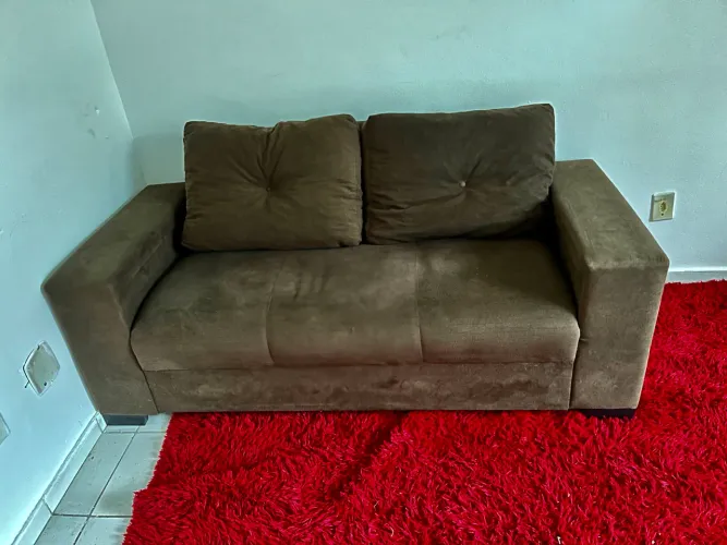 Sofá ideal pra receber visitar e enfeitar sua sala de estar.