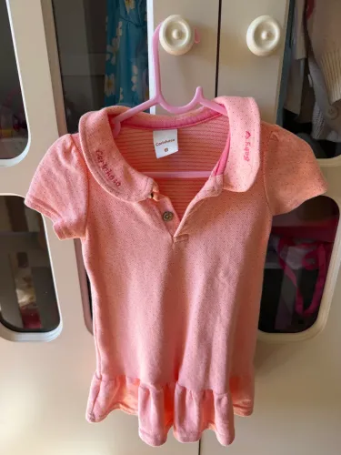 Vestido gola polo rosa marca Carinhoso 