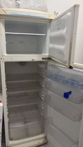 Geladeira para doação (está com defeito)