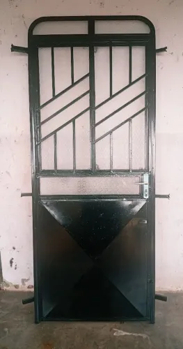 Porta com janelinhas de ferro,com vidros.