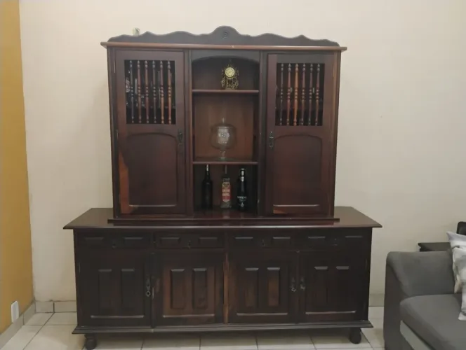 Arca-Oratório com buffet/louceiro em estilo colonial, fabricado com madeira imbúia.