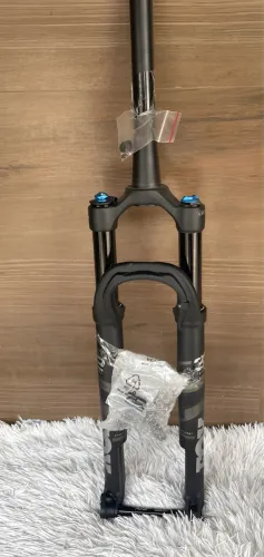 Suspensao FOX 32 performance step cast acompanha trava