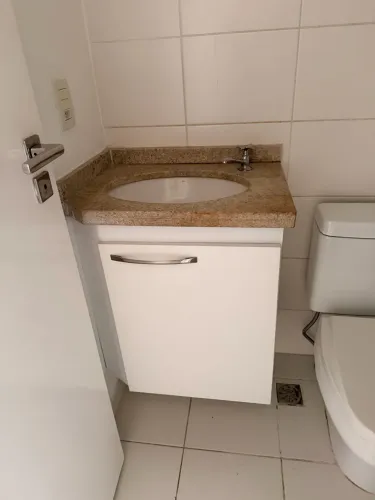 Gabinete de banheiro com pedra e cuba deca