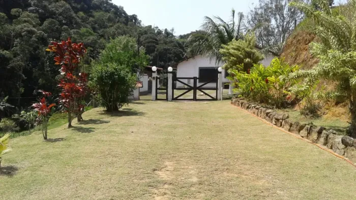 Sítio MARAVILHOSO. Sede de 4 quartos. Nascentes produtoras de água para o Rio Guandú! Um l
