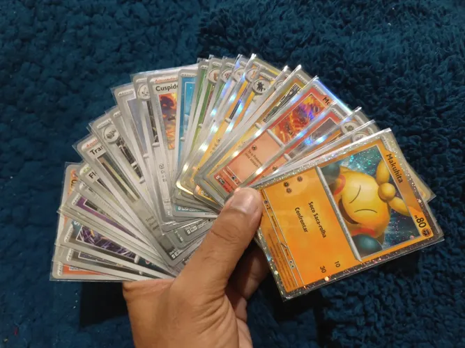 30 cartas de POKEMON TCG foil e reverse foil