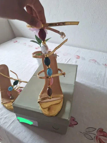 Salto Cor dourado ou bronze metálico Numeração: 36