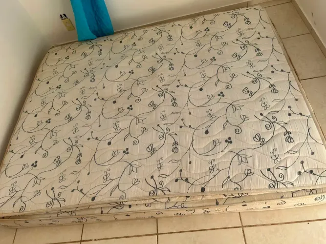 Vende-se um colchão Queen