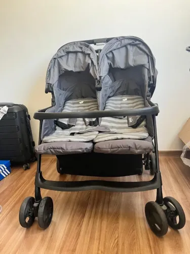 Vendo carrinho de bebê duplo (gêmeos)