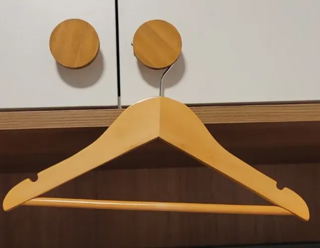 20 cabides de madeira para roupas infantis. 