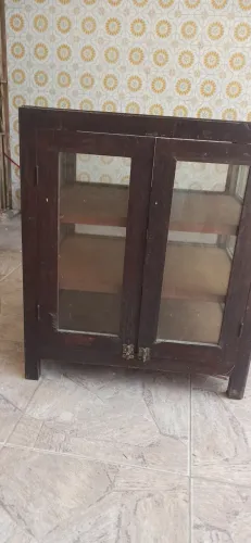 Amario de madeira com laterais e frente com vidro