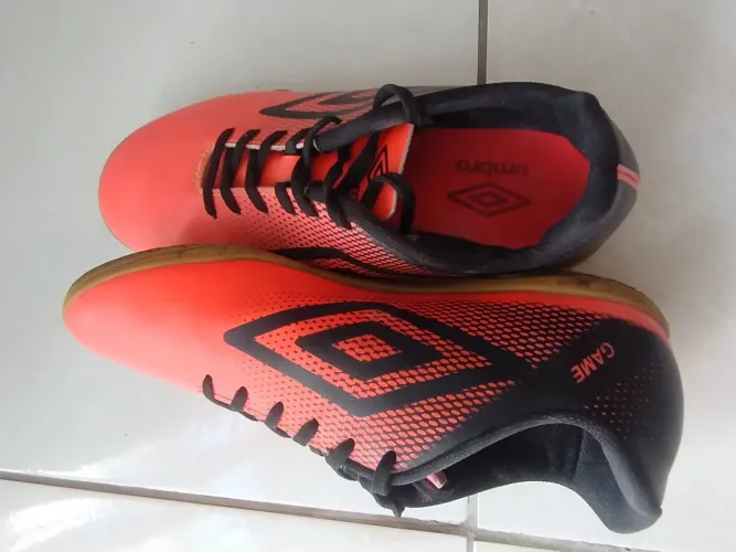 Chuteira society umbro original 39