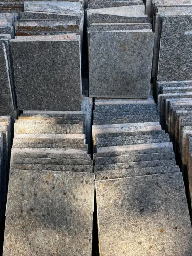 64m² - Lote de revestimento de granito cinza ocre Itabira - 39x 39 cm