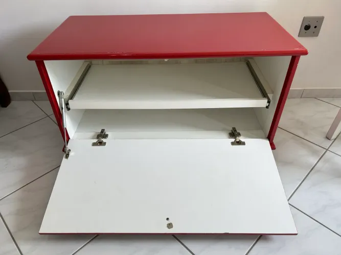 Sapateira/ diversos, em fórmica laqueado vermelho Ferrari. Alt. 60 , larg. 101, prof. 50 