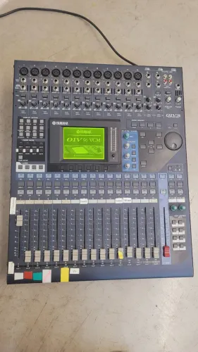 Mesa de som Yamaha 01V96 com case.