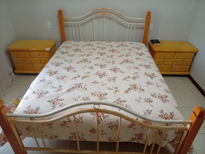 Cama completa com criados e colchão