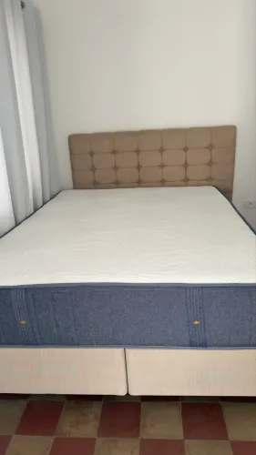 Cama Queen Premium firme e baú. Com cabeceira,