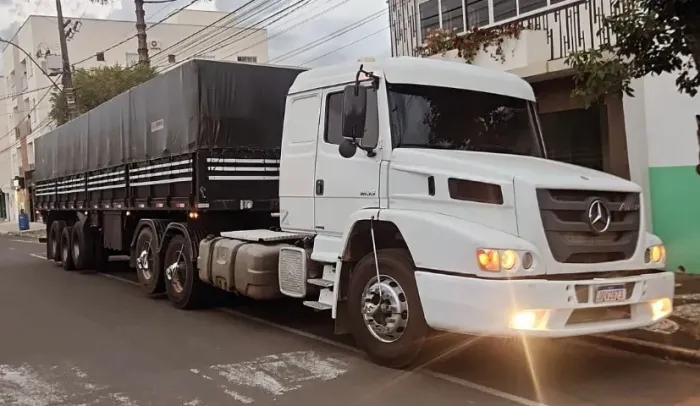 Mercedes Atron 1635 s 6x2 engatado carreta guerra