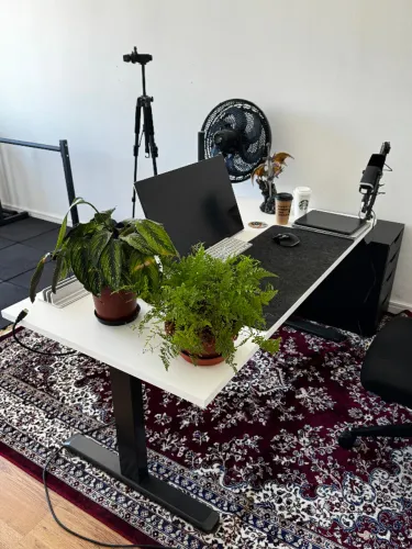 Mesa com regulagem de altura elétrica SlikDesk + Cadeira de escritório GenioDesk Ergochair