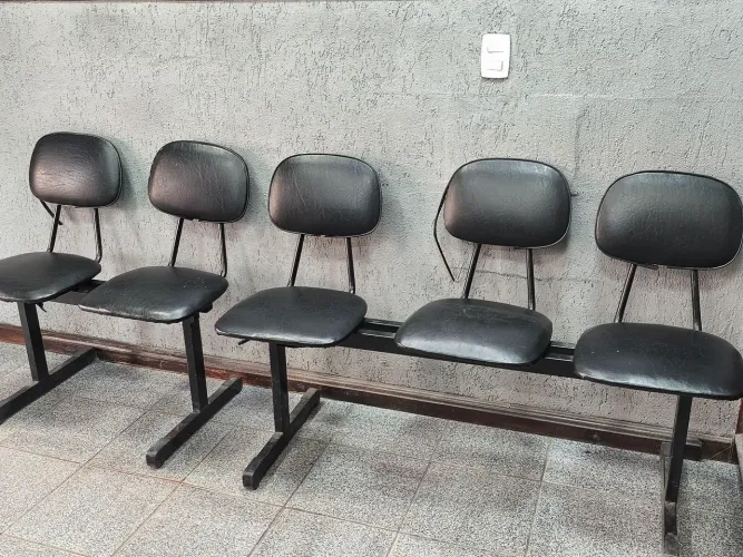 2 bancos de espera (3 e 2 lugares)