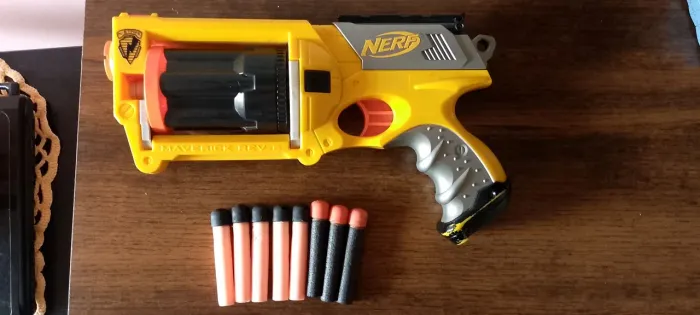 Arminha de brinquedo Nerf Maverick funcionando perfeitamente tambor cheio e mais 2 dardos