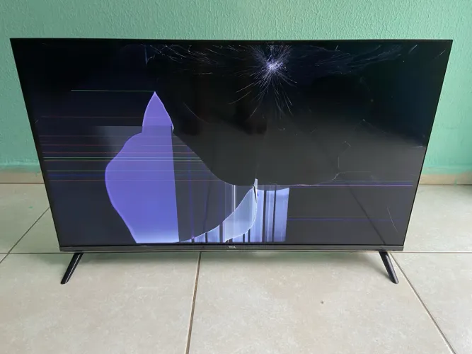 Vendo TV TCL 32 polegadas para quem compra tv e pega as peças.