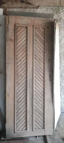 Porta e laterais de portal e janela maciça.