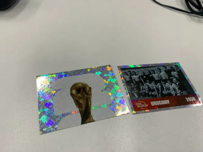 Figurinha brilhante da taça FIFA e uruguai 1950