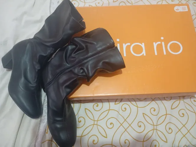 Vendo bota tamanho 38 e chapel estado de novo usado apenas uma vez.