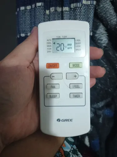 Tv 32, Armário de cozinha, Mesa de Jantar, Guarda-roupa, Ar condicionado.