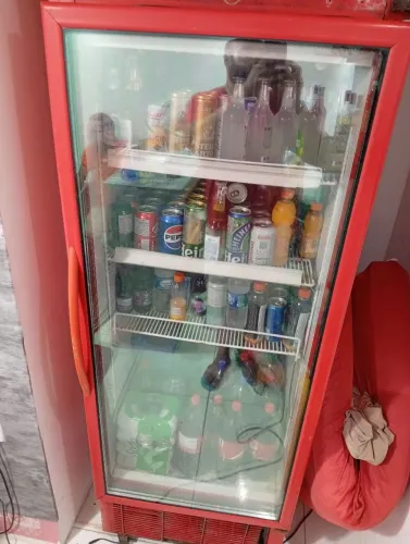 Vendo expositor de cerveja.