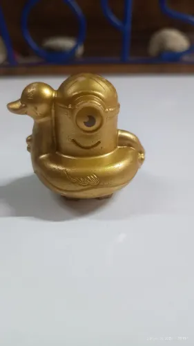 Minions dourado na bóia(com detalhe)