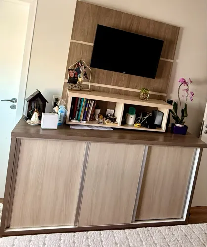 Móveis planejado: Painel com sapateira, 3 portas, com 4 gavetas cada e 2 criados mudos.