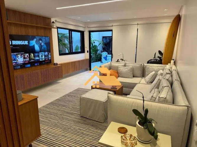 Casa de Alto Padrão para Locação a 50m da Praia de Juquehy | 3 Suítes com Ar-Condicionado