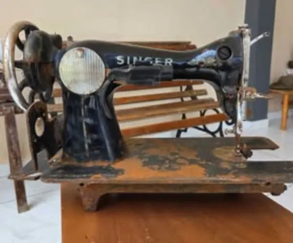 Máquina de Costura Singer Antiga Vintage - Peça Rara para Restauração ou Decoração