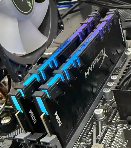 Memória DDR4 32gb(2X16) 3000MHZ Kingston Predator RGB- Loja física