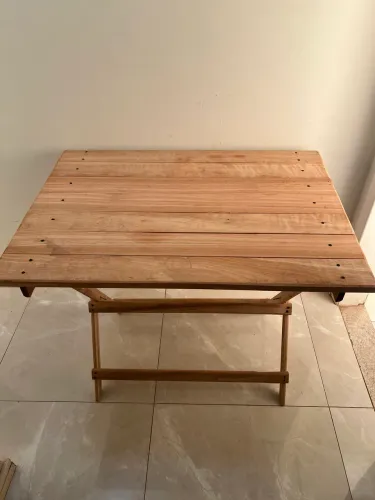 Vende- se mesa com quatro cadeiras