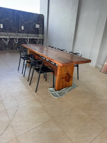 Vendo mesa de angelim pedra sem cadeiras 