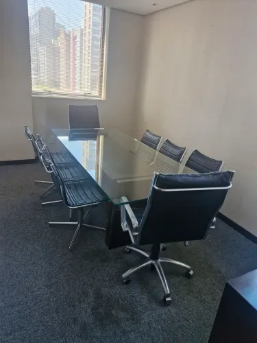 Mesa com 8 cadeiras e aparador