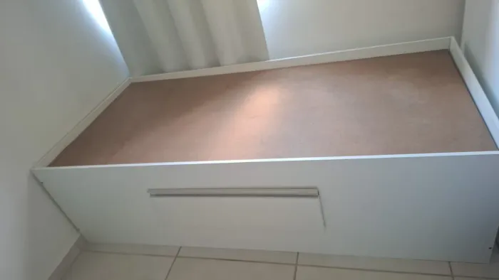 Cama de solteirão com uma gaveta na lateral cor branca em perfeito estado de uso