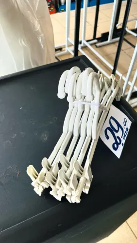 Cabides de saia branco na promoção 