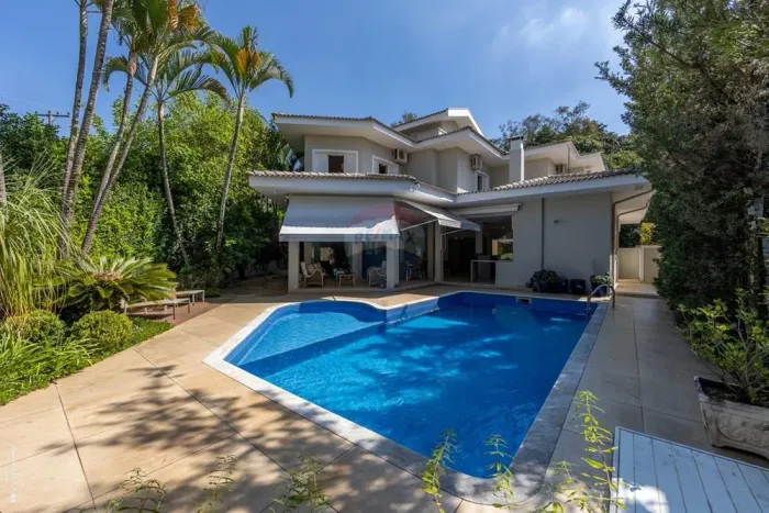 Casa de Condomínio à venda ao lado do Shopping Valinhos (4 quartos / suítes) em Valinhos /