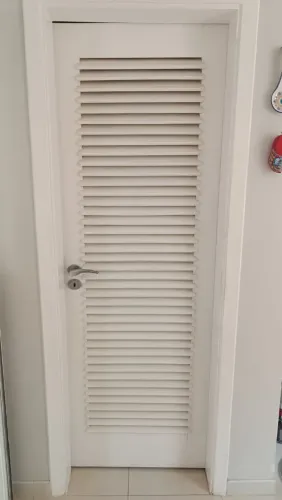 Porta em Madeira - tipo veneziana -Largura 72cm