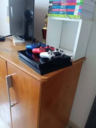 Ps4 fat com 3 controles originais