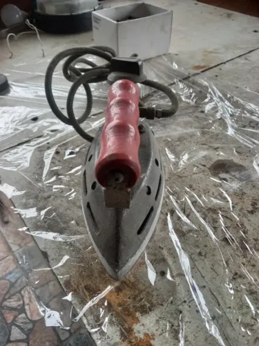 FERRO DE PASSAR ROUPA A GAS