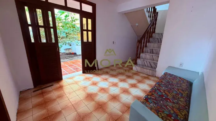 Alugo Casa 3/4 bem localizada