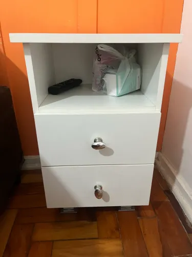 Mesinha de cabeceira em madeira maciça